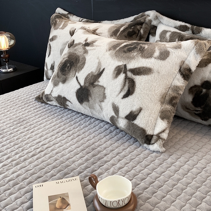 91家纺网 家纺一手货源 找家纺 美伦美焕 2025新款直播热款高克重兔毛绒床盖款四件套 灰玖