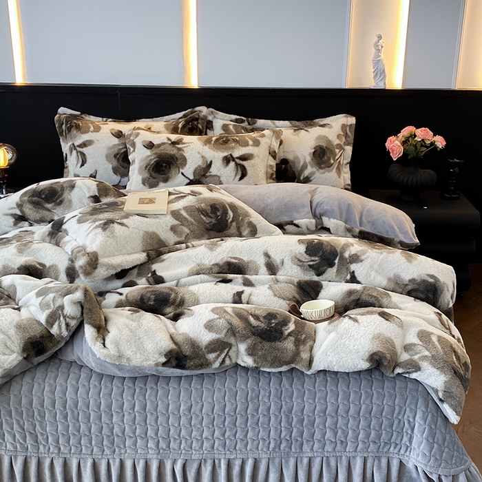 91家纺网 家纺一手货源 找家纺 美伦美焕 2025新款直播热款高克重兔毛绒床盖款四件套 灰玖
