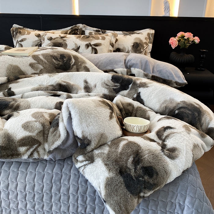 91家纺网 家纺一手货源 找家纺 美伦美焕 2025新款直播热款高克重兔毛绒床盖款四件套 灰玖