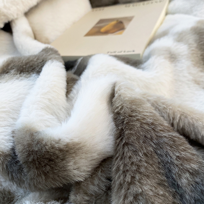 91家纺网 家纺一手货源 找家纺 美伦美焕 2025新款直播热款高克重兔毛绒床盖款四件套 灰玖