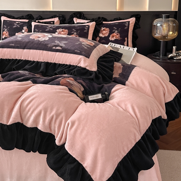 91家纺网 家纺一手货源 找家纺 首尔家纺 2025新款牛奶绒法式数码大版四件套 半亩花田