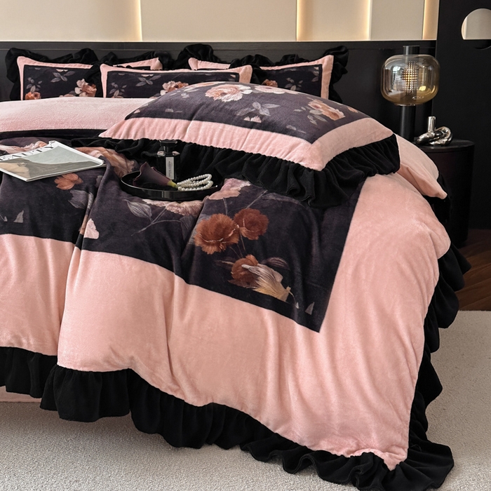 91家纺网 家纺一手货源 找家纺 首尔家纺 2025新款牛奶绒法式数码大版四件套 半亩花田