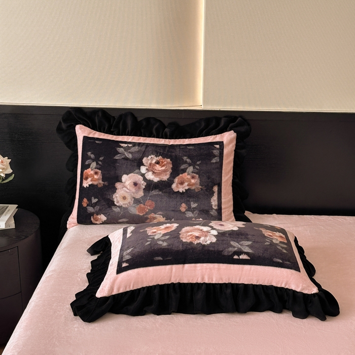 91家纺网 家纺一手货源 找家纺 首尔家纺 2025新款牛奶绒法式数码大版四件套 半亩花田