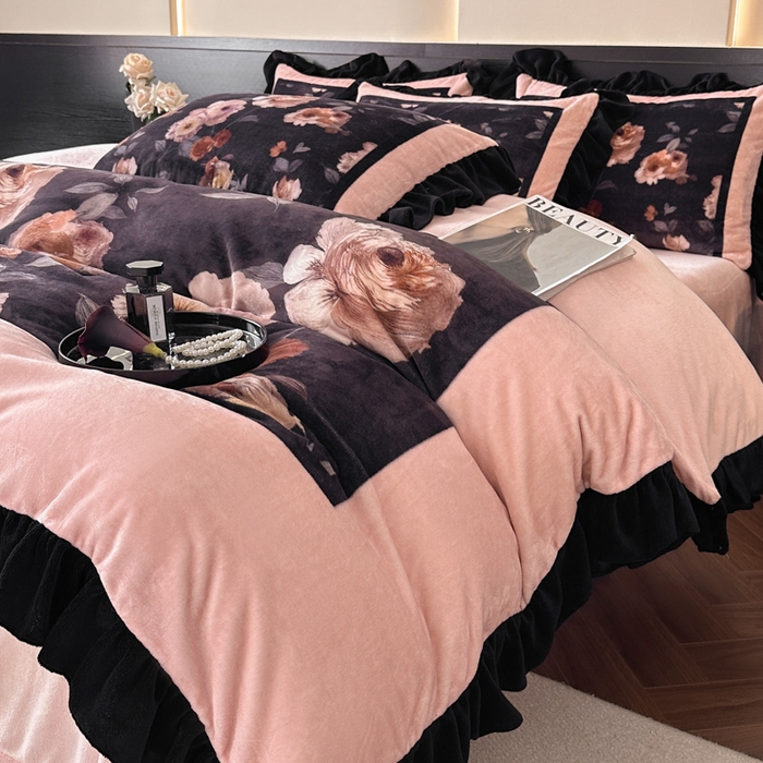 91家纺网 家纺一手货源 找家纺 首尔家纺 2025新款牛奶绒法式数码大版四件套 半亩花田