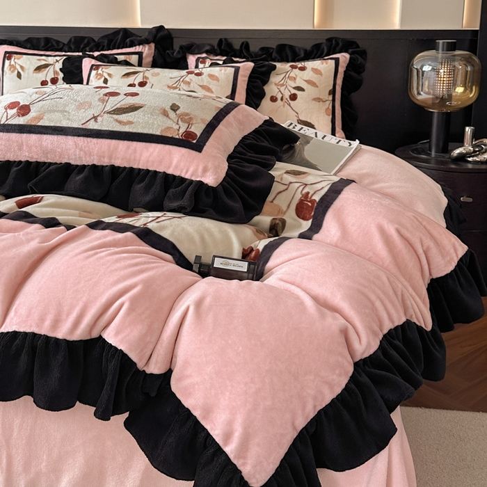 91家纺网 家纺一手货源 找家纺 首尔家纺 2025新款牛奶绒法式数码大版四件套 甜蜜樱桃