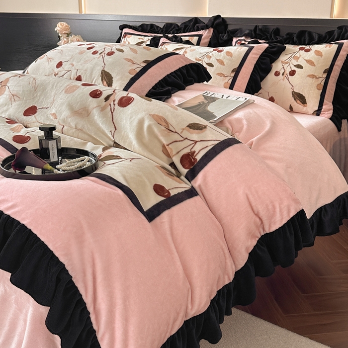 91家纺网 家纺一手货源 找家纺 首尔家纺 2025新款牛奶绒法式数码大版四件套 甜蜜樱桃