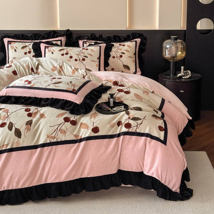 91家纺网 家纺一手货源 找家纺 首尔家纺 2025新款牛奶绒法式数码大版四件套 甜蜜樱桃