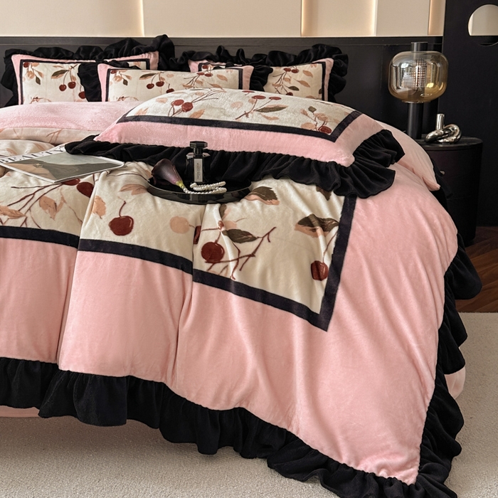 91家纺网 家纺一手货源 找家纺 首尔家纺 2025新款牛奶绒法式数码大版四件套 甜蜜樱桃