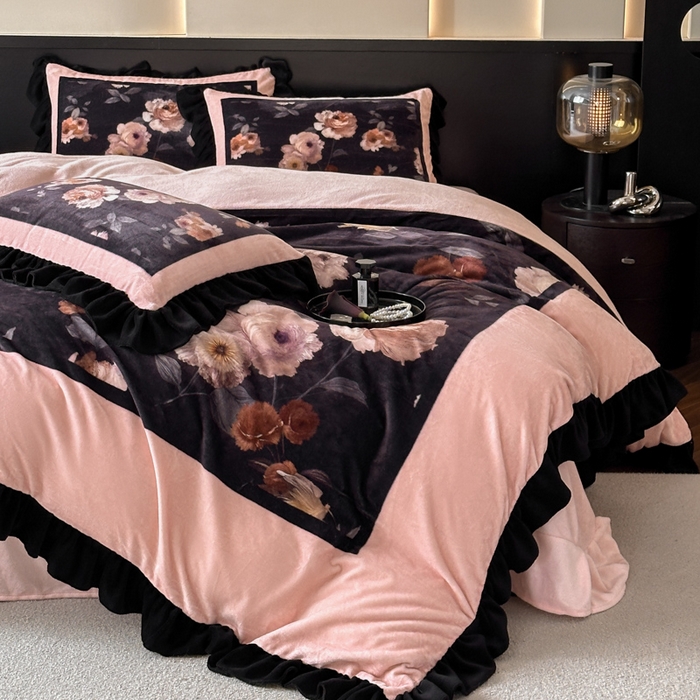 91家纺网 家纺一手货源 找家纺 首尔家纺 2025新款牛奶绒法式数码大版四件套 半亩花田