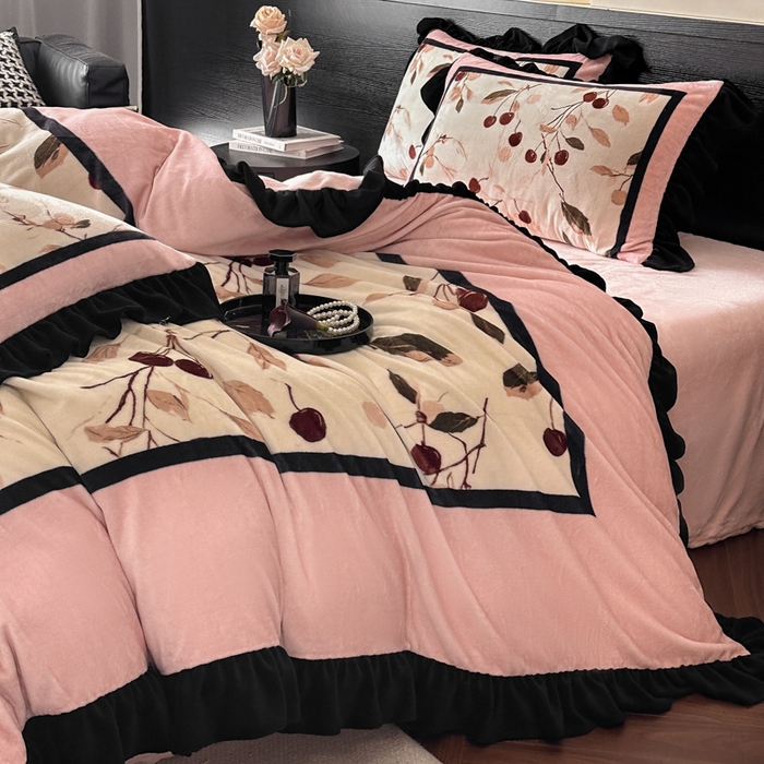 91家纺网 家纺一手货源 找家纺 首尔家纺 2025新款牛奶绒法式数码大版四件套 甜蜜樱桃