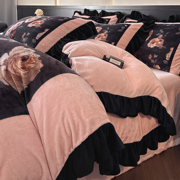 91家纺网 家纺一手货源 找家纺 首尔家纺 2025新款牛奶绒法式数码大版四件套 半亩花田