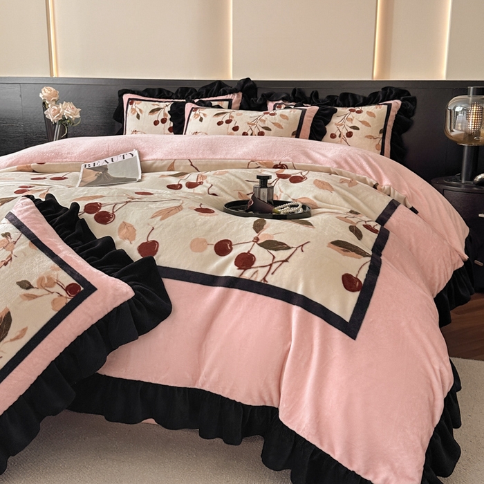 91家纺网 家纺一手货源 找家纺 首尔家纺 2025新款牛奶绒法式数码大版四件套 甜蜜樱桃