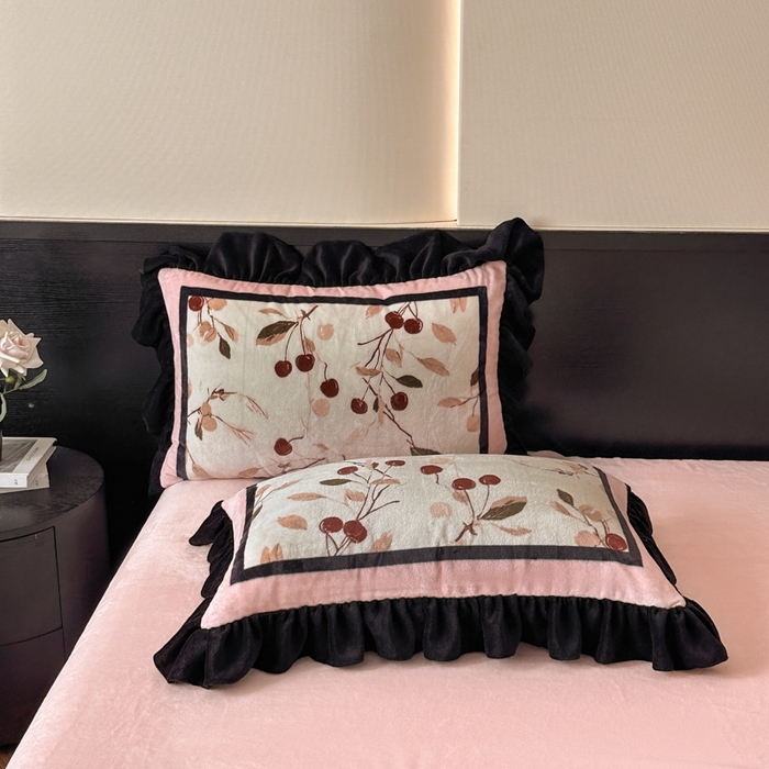 91家纺网 家纺一手货源 找家纺 首尔家纺 2025新款牛奶绒法式数码大版四件套 甜蜜樱桃