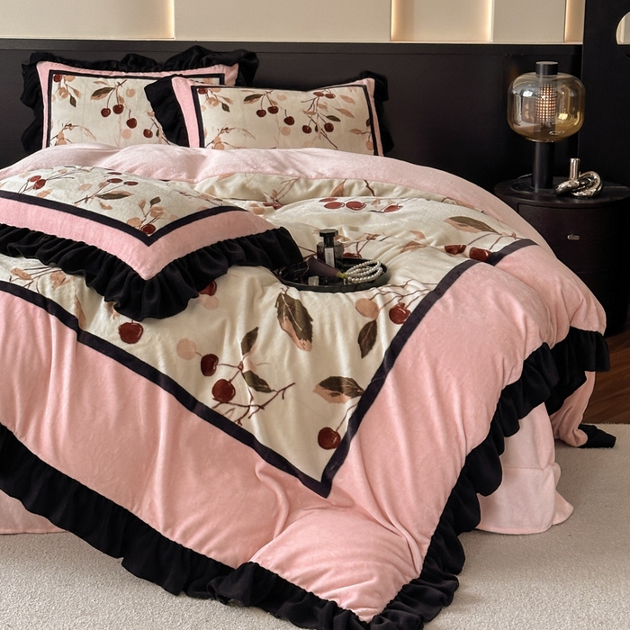 91家纺网 家纺一手货源 找家纺 首尔家纺 2025新款牛奶绒法式数码大版四件套 甜蜜樱桃