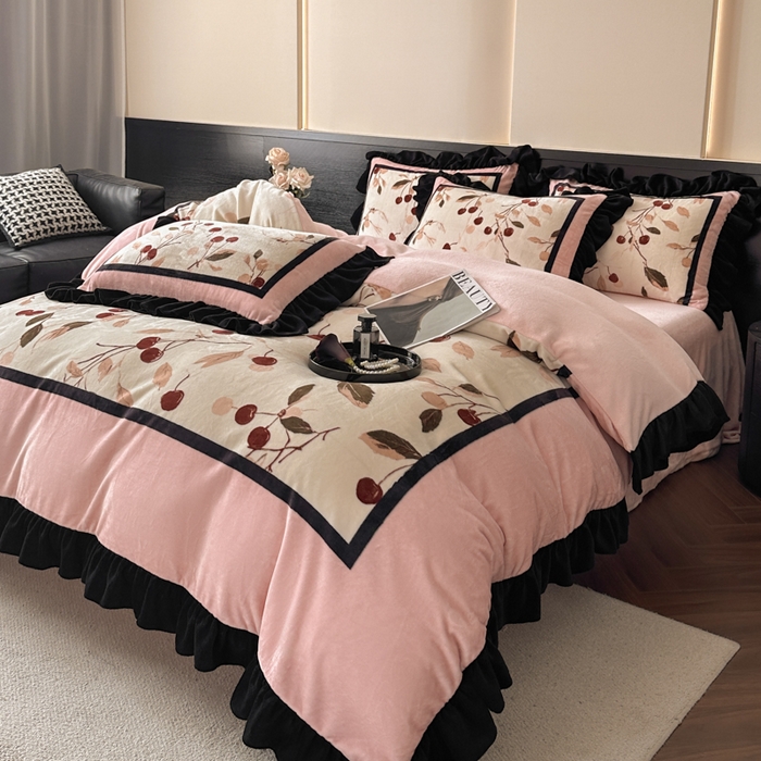 91家纺网 家纺一手货源 找家纺 首尔家纺 2025新款牛奶绒法式数码大版四件套 甜蜜樱桃