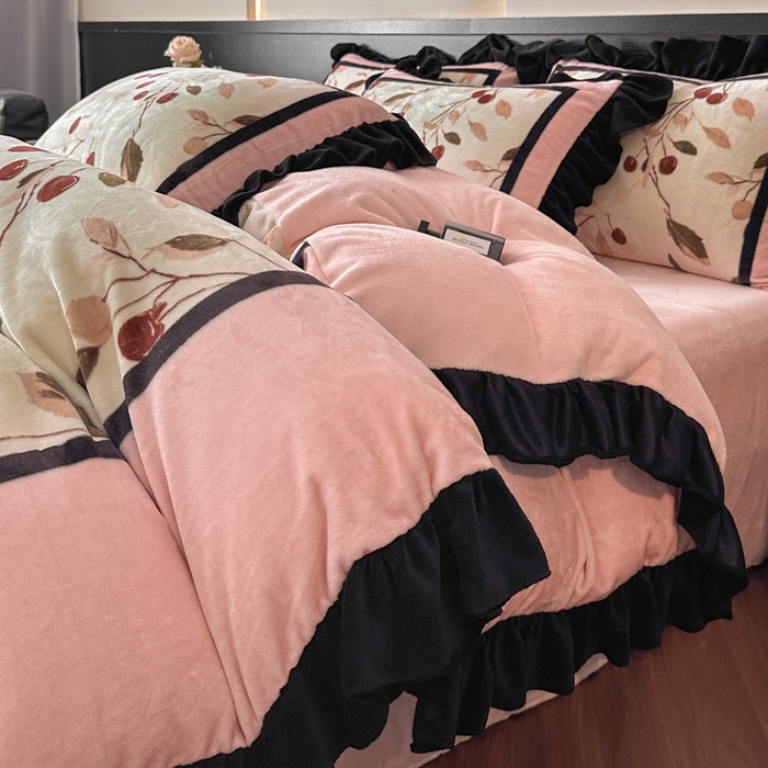 91家纺网 家纺一手货源 找家纺 首尔家纺 2025新款牛奶绒法式数码大版四件套 甜蜜樱桃