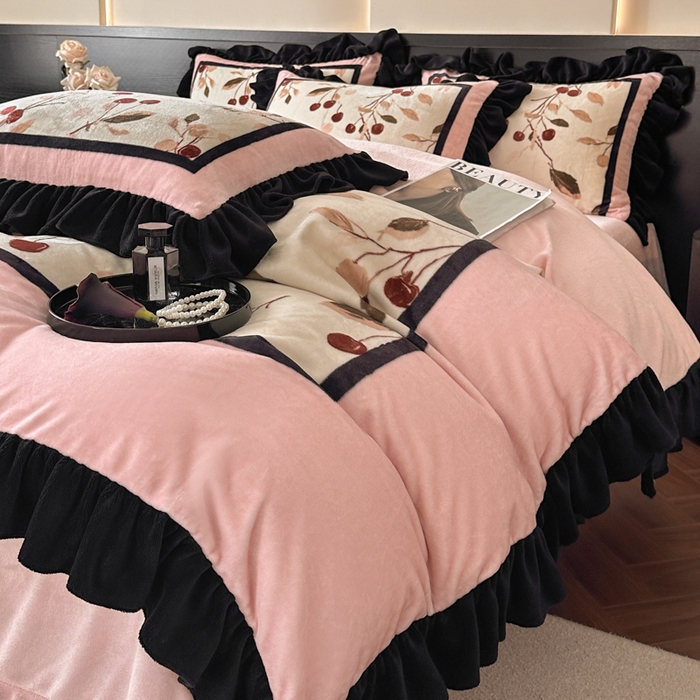 91家纺网 家纺一手货源 找家纺 首尔家纺 2025新款牛奶绒法式数码大版四件套 甜蜜樱桃