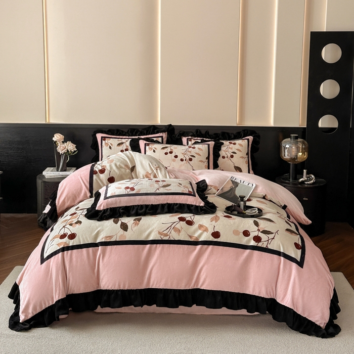 91家纺网 家纺一手货源 找家纺 首尔家纺 2025新款牛奶绒法式数码大版四件套 甜蜜樱桃