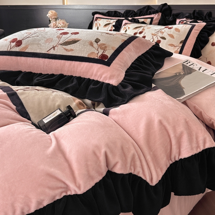 91家纺网 家纺一手货源 找家纺 首尔家纺 2025新款牛奶绒法式数码大版四件套 甜蜜樱桃