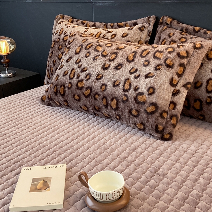 91家纺网 家纺一手货源 找家纺 美伦美焕 2025新款直播热款高克重兔毛绒床盖款四件套 咖豹