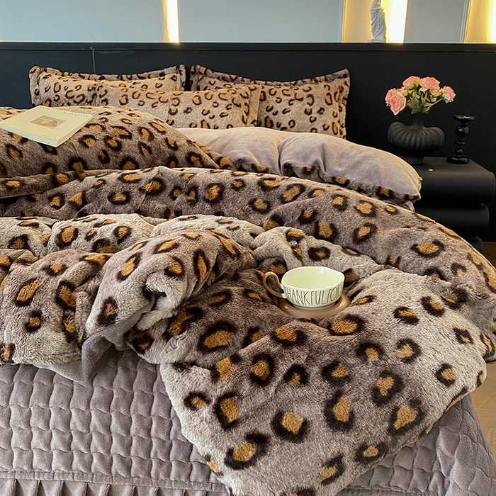 91家纺网 家纺一手货源 找家纺 美伦美焕 2025新款直播热款高克重兔毛绒床盖款四件套 咖豹