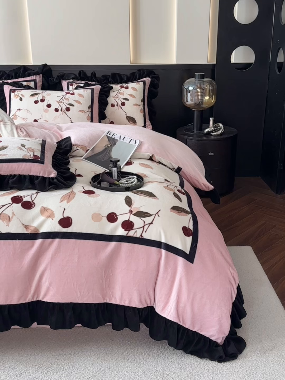 91家纺网 家纺一手货源 找家纺 首尔家纺 2025新款牛奶绒法式数码大版四件套 甜蜜樱桃