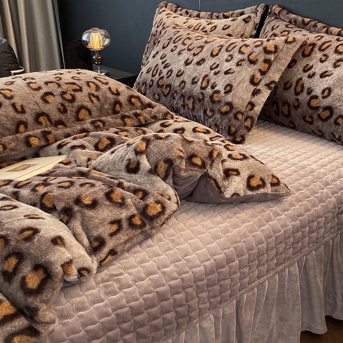 91家纺网 家纺一手货源 找家纺 美伦美焕 2025新款直播热款高克重兔毛绒床盖款四件套 咖豹