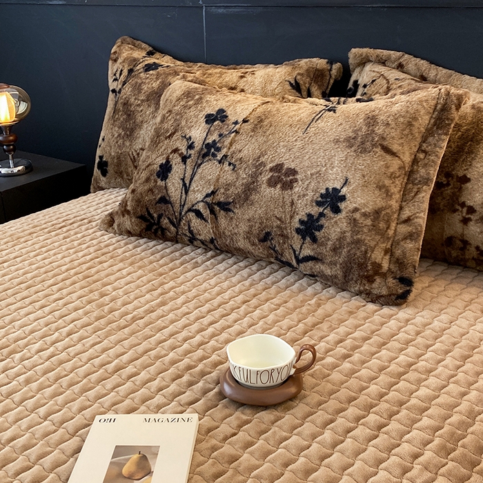 91家纺网 家纺一手货源 找家纺 美伦美焕 2025新款直播热款高克重兔毛绒床盖款四件套 墨枝-咖