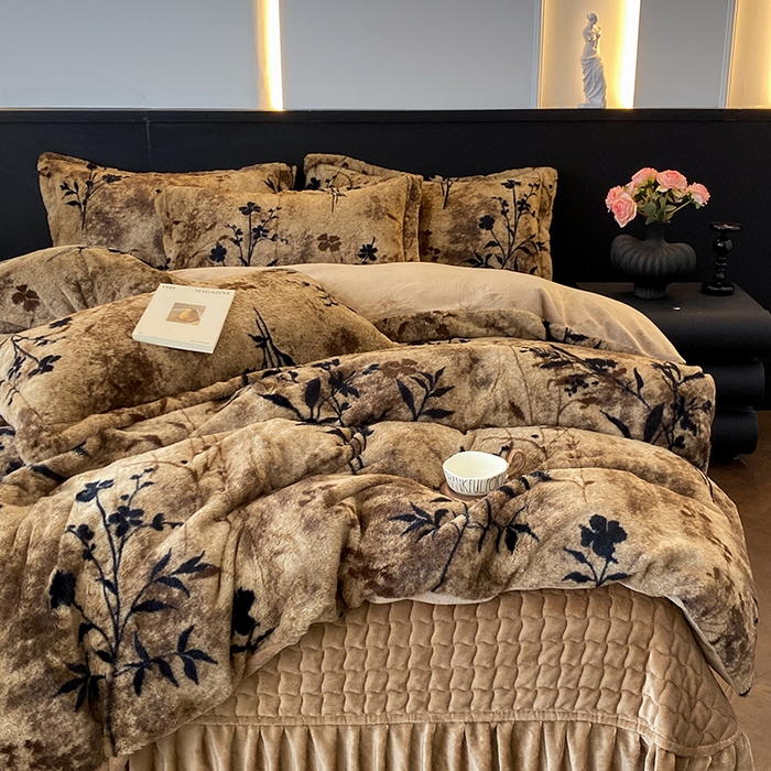 91家纺网 家纺一手货源 找家纺 美伦美焕 2025新款直播热款高克重兔毛绒床盖款四件套 墨枝-咖