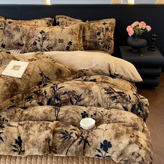 91家纺网 家纺一手货源 找家纺 美伦美焕 2025新款直播热款高克重兔毛绒床盖款四件套 墨枝-咖