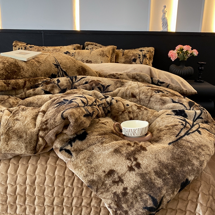 91家纺网 家纺一手货源 找家纺 美伦美焕 2025新款直播热款高克重兔毛绒床盖款四件套 墨枝-咖