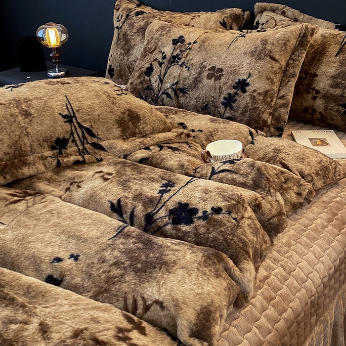 91家纺网 家纺一手货源 找家纺 美伦美焕 2025新款直播热款高克重兔毛绒床盖款四件套 墨枝-咖