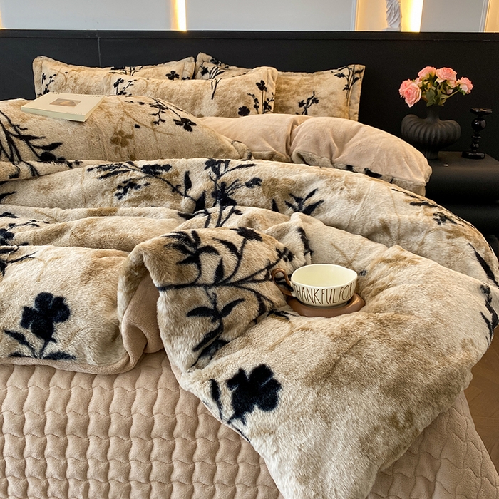 91家纺网 家纺一手货源 找家纺 美伦美焕 2025新款直播热款高克重兔毛绒床盖款四件套 墨枝-驼