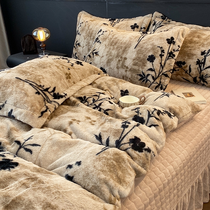 91家纺网 家纺一手货源 找家纺 美伦美焕 2025新款直播热款高克重兔毛绒床盖款四件套 墨枝-驼