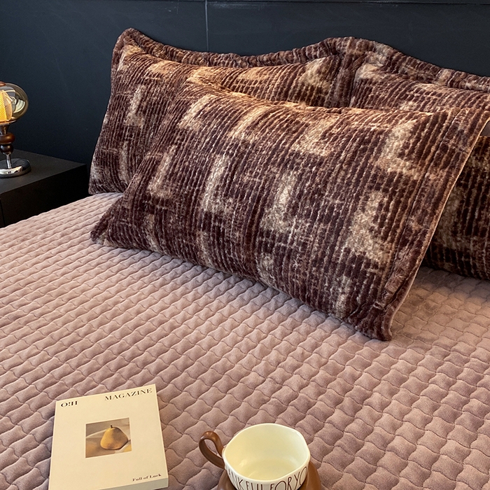 91家纺网 家纺一手货源 找家纺 美伦美焕 2025新款直播热款高克重兔毛绒床盖款四件套 绒纹