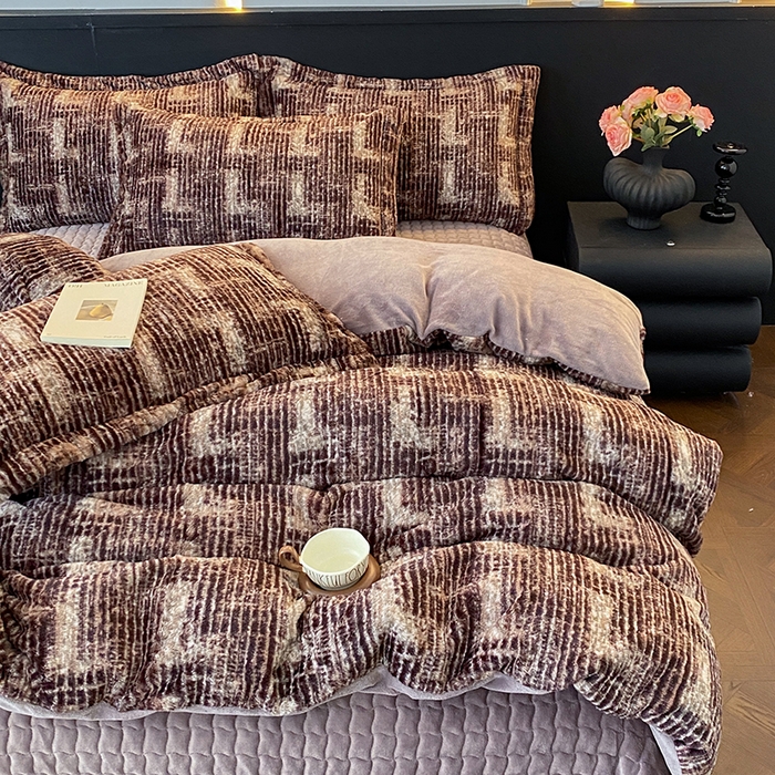 91家纺网 家纺一手货源 找家纺 美伦美焕 2025新款直播热款高克重兔毛绒床盖款四件套 绒纹