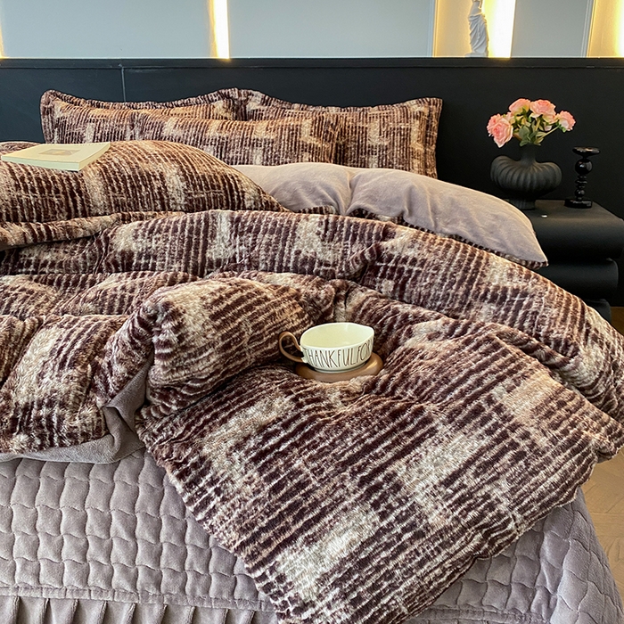 91家纺网 家纺一手货源 找家纺 美伦美焕 2025新款直播热款高克重兔毛绒床盖款四件套 绒纹