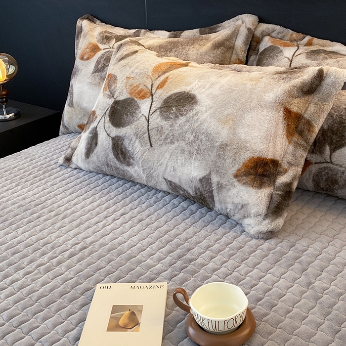 91家纺网 家纺一手货源 找家纺 美伦美焕 2025新款直播热款高克重兔毛绒床盖款四件套 叶影-灰