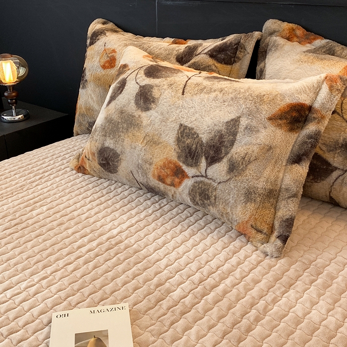 91家纺网 家纺一手货源 找家纺 美伦美焕 2025新款直播热款高克重兔毛绒床盖款四件套 叶影-咖