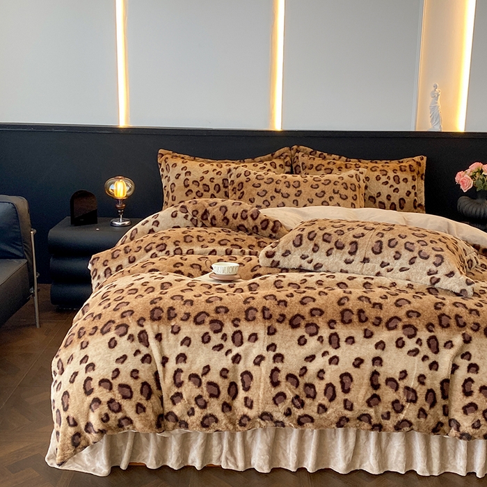 91家纺网 家纺一手货源 找家纺 美伦美焕 2025新款直播热款高克重兔毛绒床盖款四件套 棕豹