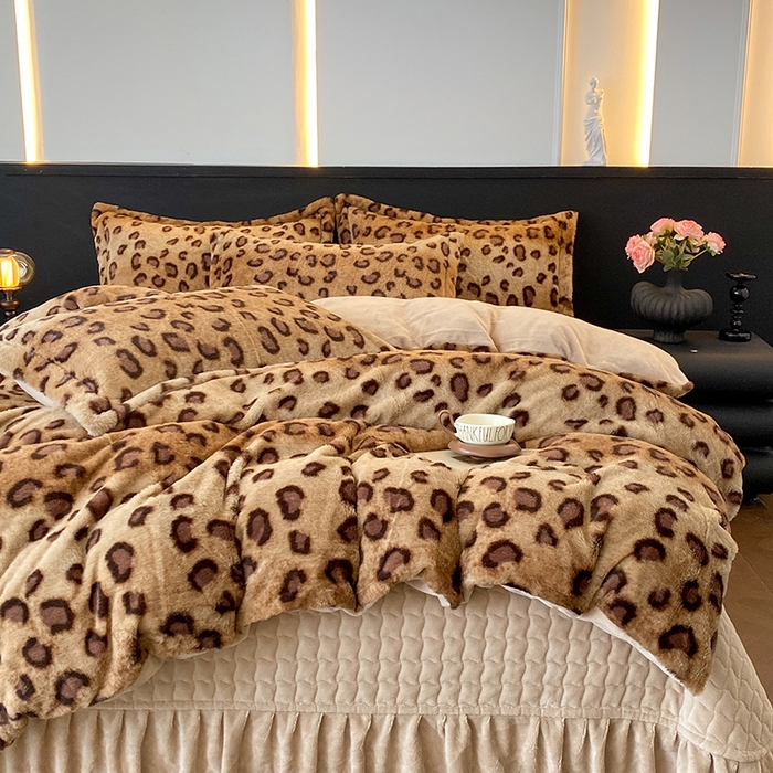 91家纺网 家纺一手货源 找家纺 美伦美焕 2025新款直播热款高克重兔毛绒床盖款四件套 棕豹