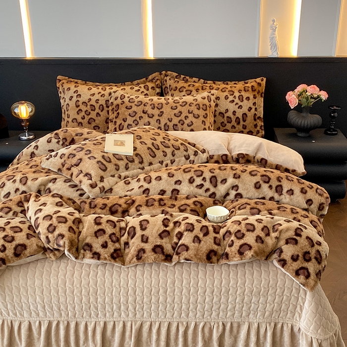 91家纺网 家纺一手货源 找家纺 美伦美焕 2025新款直播热款高克重兔毛绒床盖款四件套 棕豹