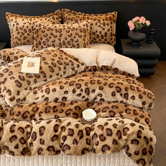 91家纺网 家纺一手货源 找家纺 美伦美焕 2025新款直播热款高克重兔毛绒床盖款四件套 棕豹