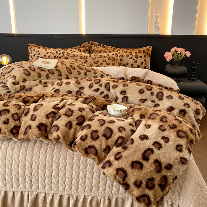 91家纺网 家纺一手货源 找家纺 美伦美焕 2025新款直播热款高克重兔毛绒床盖款四件套 棕豹