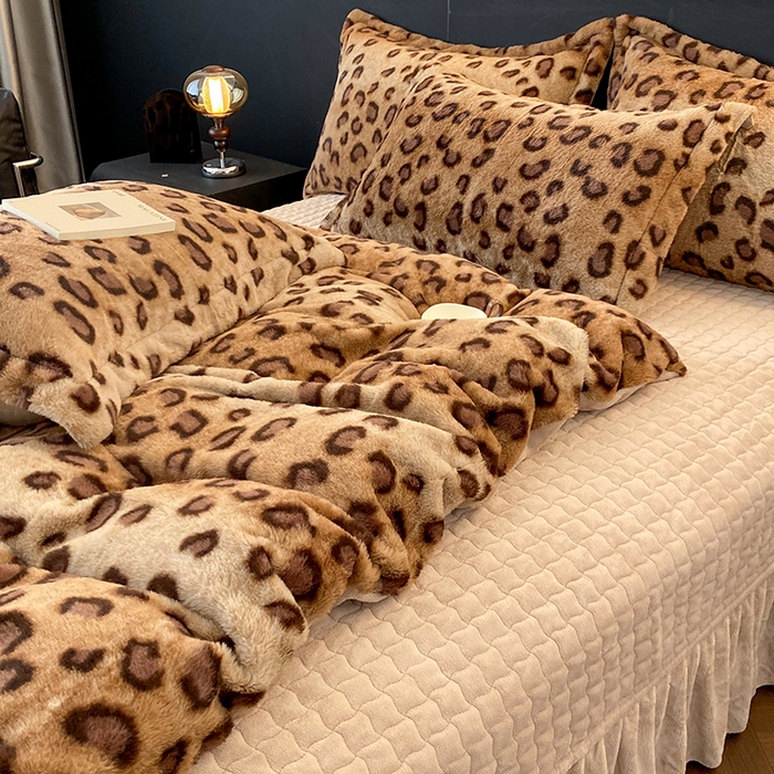 91家纺网 家纺一手货源 找家纺 美伦美焕 2025新款直播热款高克重兔毛绒床盖款四件套 棕豹