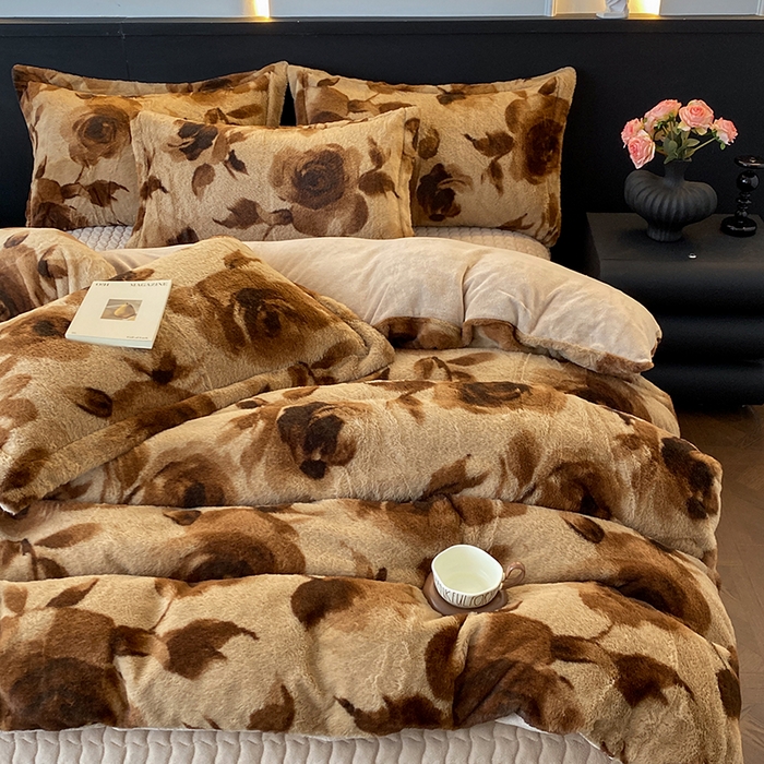 91家纺网 家纺一手货源 找家纺 美伦美焕 2025新款直播热款高克重兔毛绒床盖款四件套 棕玫