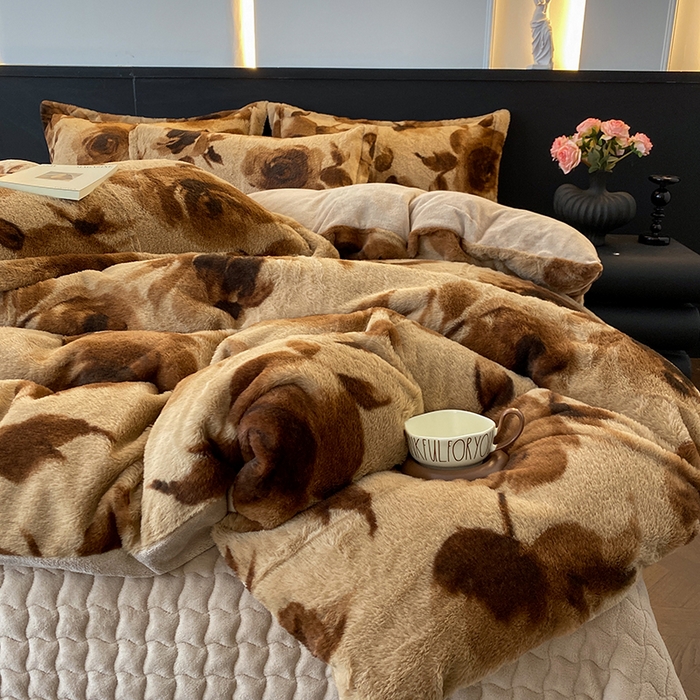 91家纺网 家纺一手货源 找家纺 美伦美焕 2025新款直播热款高克重兔毛绒床盖款四件套 棕玫