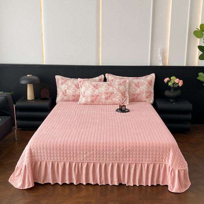 91家纺网 家纺一手货源 找家纺 美伦美焕 2025新款直播热款高克重兔毛绒床盖款四件套 花漾粉