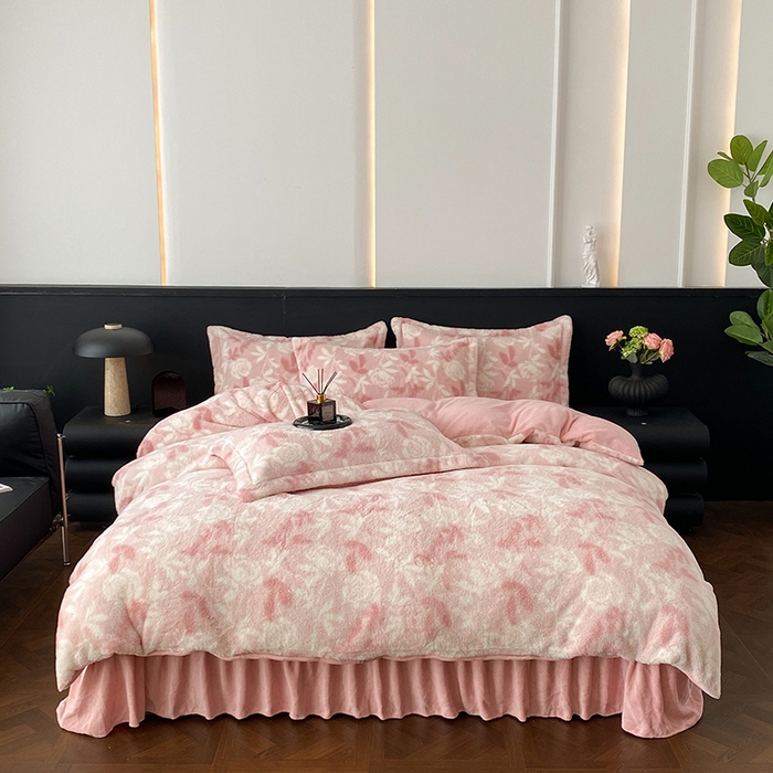 91家纺网 家纺一手货源 找家纺 美伦美焕 2025新款直播热款高克重兔毛绒床盖款四件套 花漾粉