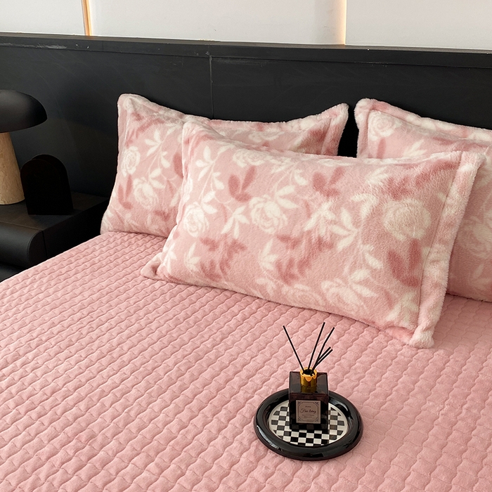 91家纺网 家纺一手货源 找家纺 美伦美焕 2025新款直播热款高克重兔毛绒床盖款四件套 花漾粉